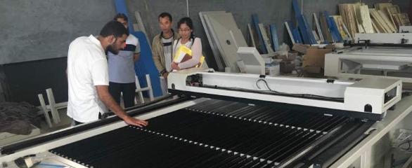 國(guó)際友人參觀(guān)工廠(chǎng)