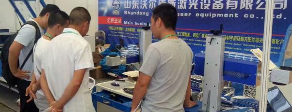 展會(huì)上客戶(hù)在了解產(chǎn)品